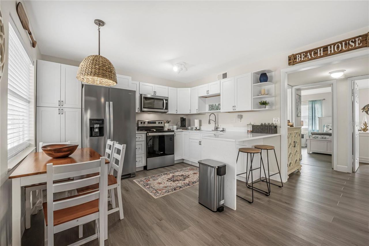 Photo 7 of 20: Kitchen & Dining Room