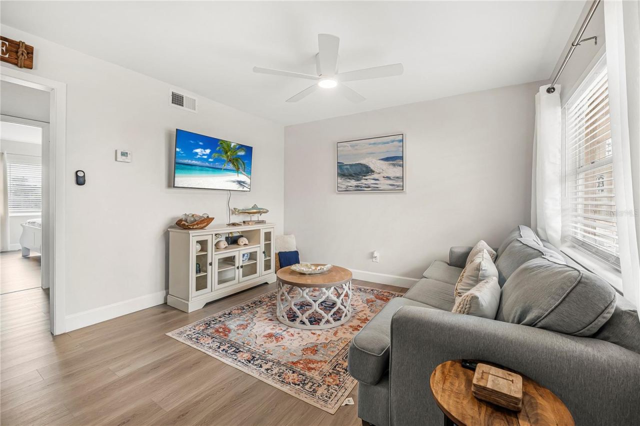 Photo 6 of 20: Living Room