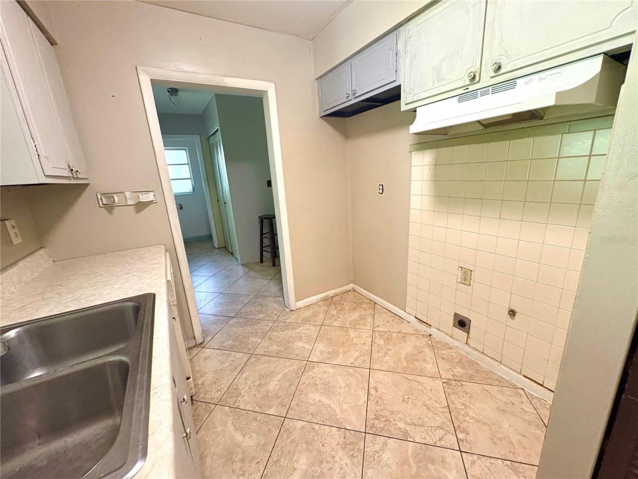 Photo 11 of 20: Seller has refrigerator and range