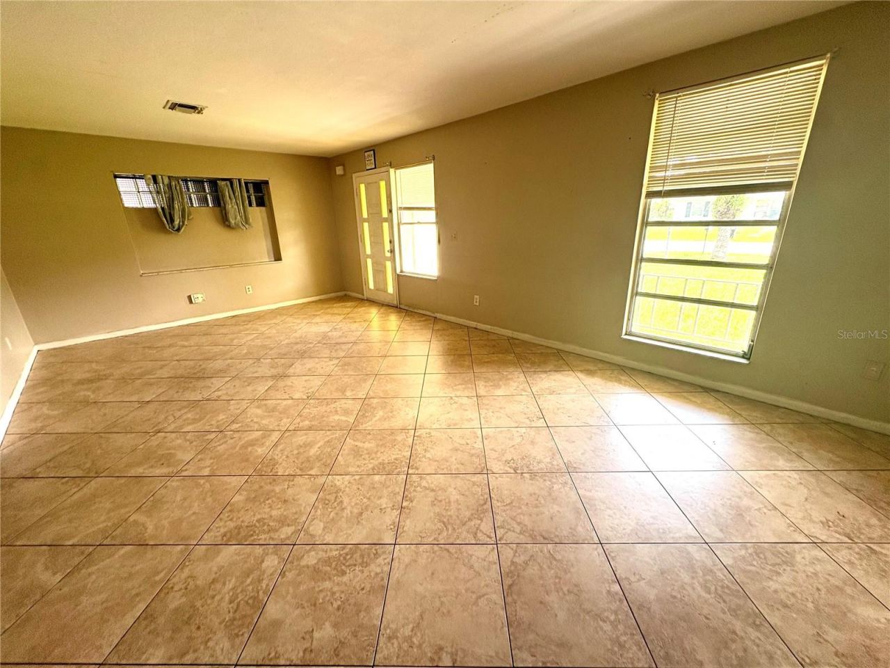 Photo 6 of 20: Living room and entranceway