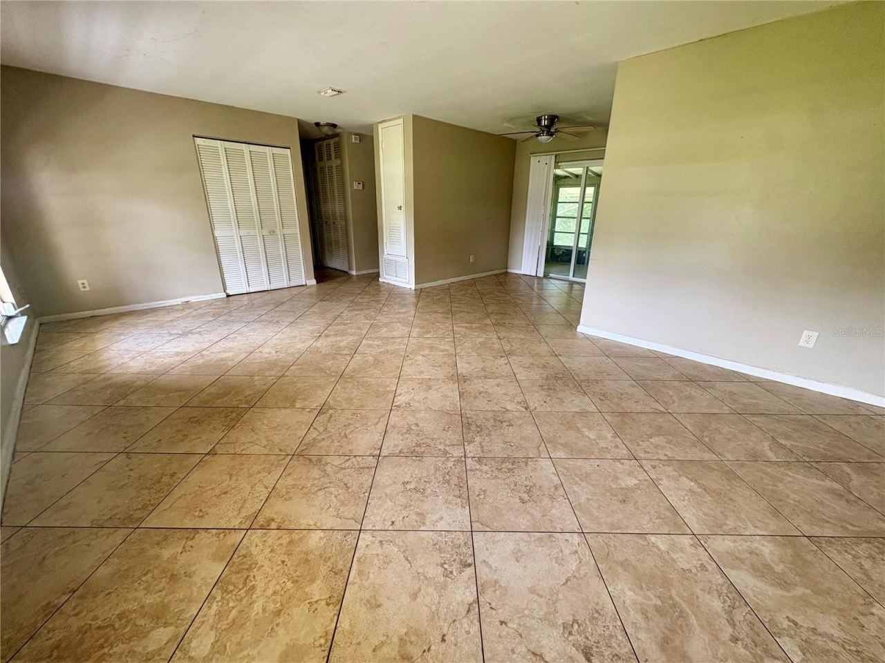Photo 4 of 20: Living room