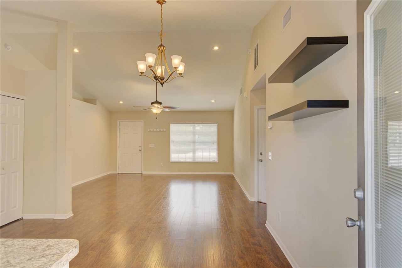 Photo 13 of 20: Diningroom/Livingroom