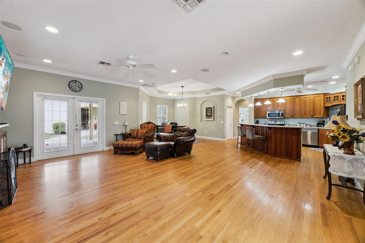 Photo 8 of 20: Living Room