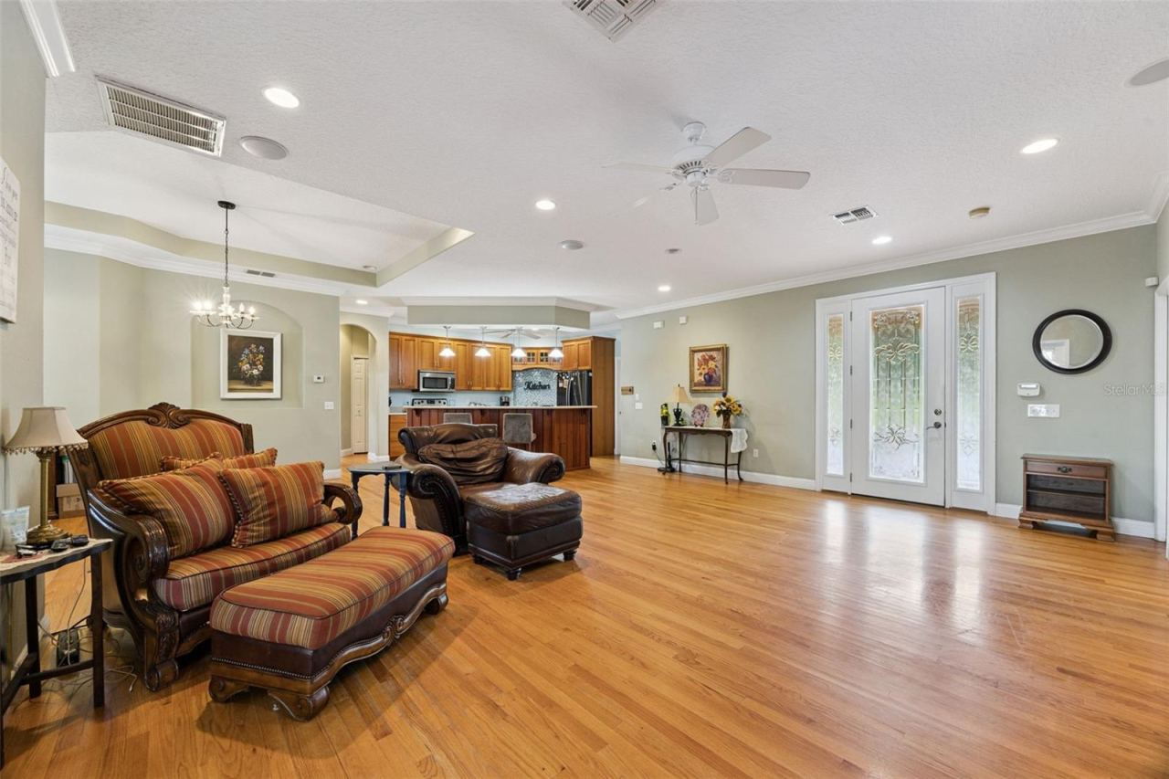 Photo 9 of 20: Living Room