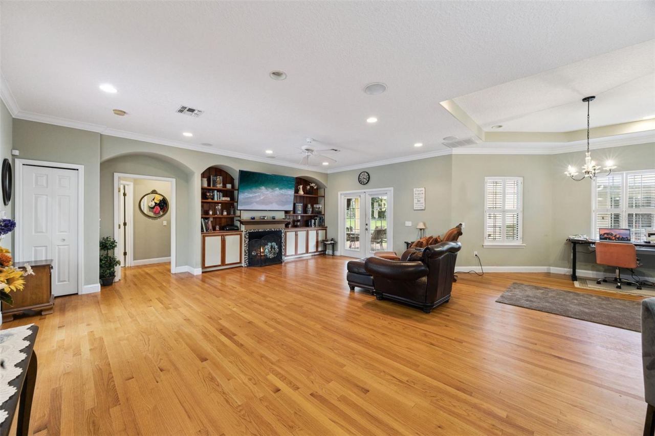 Photo 6 of 20: Living Room