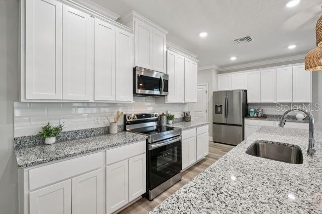 Photo 6 of 20: Model home - actual features may vary.