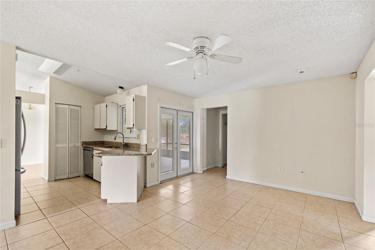 Photo 9 of 20: Second living room