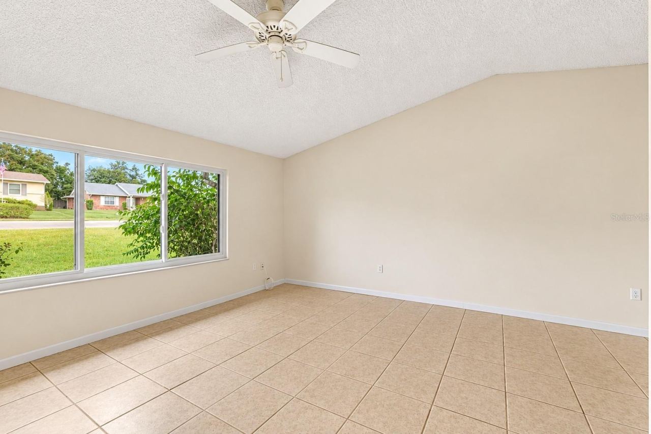 Photo 5 of 20: Family room with vaulted ceilings