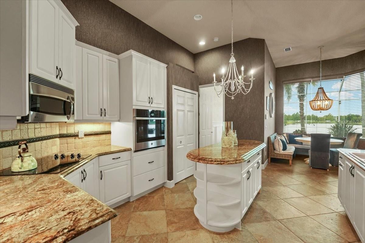 Photo 12 of 20: Kitchen/Eat-in Dining