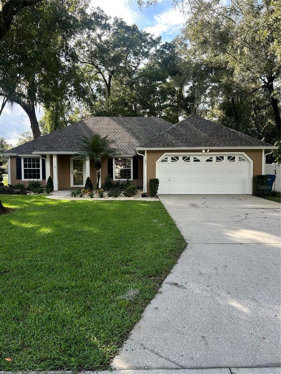 Photo 2 of 20: 1901 KNOLTON AVE ORANGE CITY FL 3 BEDROOM/3 BATH SPLIT PLAN