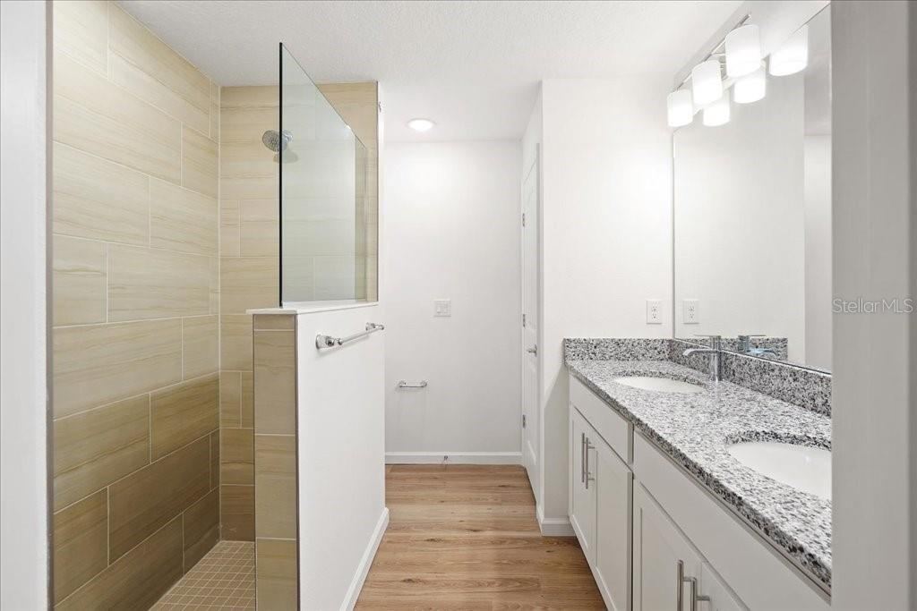 Photo 11 of 14: Master Bathroom