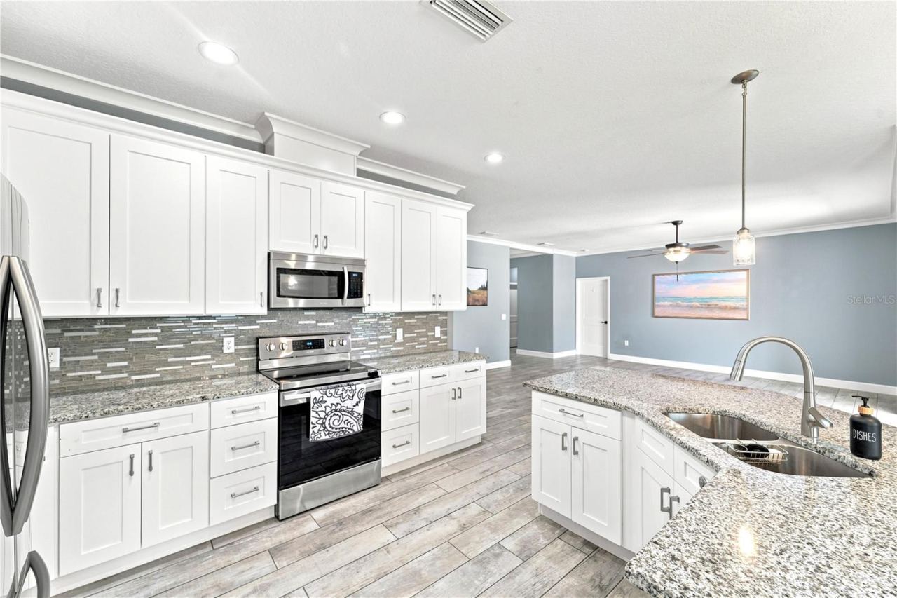 Photo 7 of 20: Kitchen leading into the Living Room