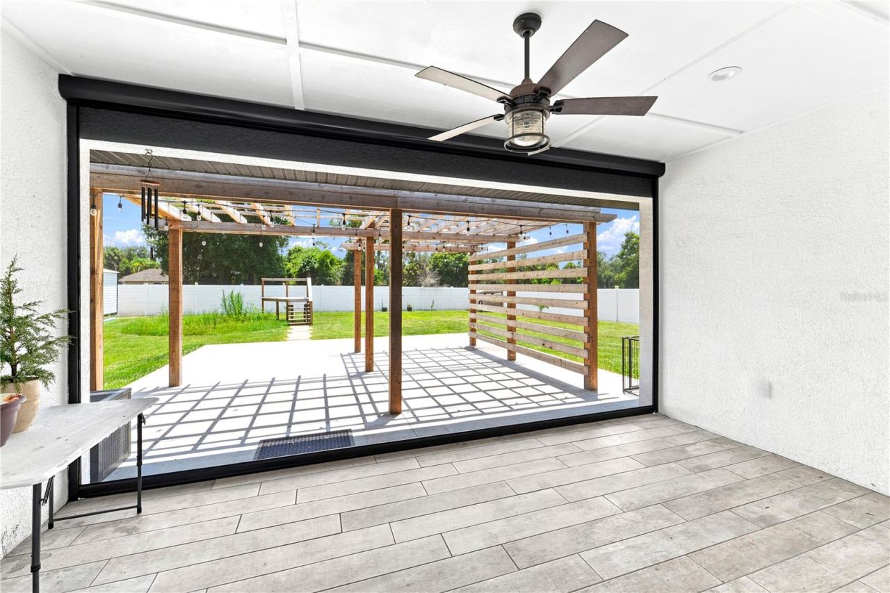 Photo 20 of 20: Covered Lanai with retractable screen enclosure