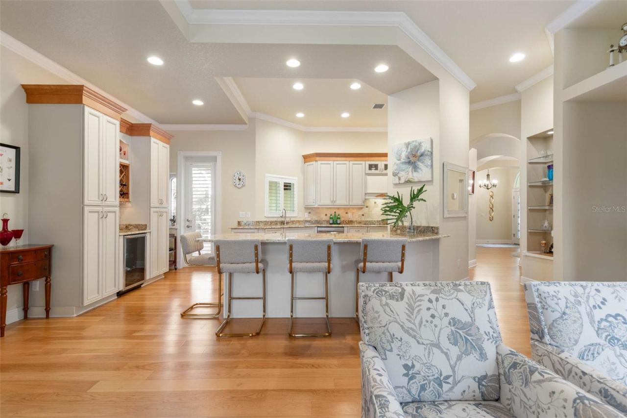 Photo 17 of 20: Kitchen open to family room