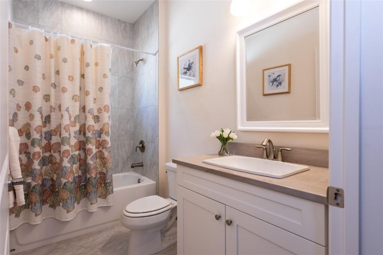 Photo 20 of 20: BATHROOM 2 W/TUB/SHOWER