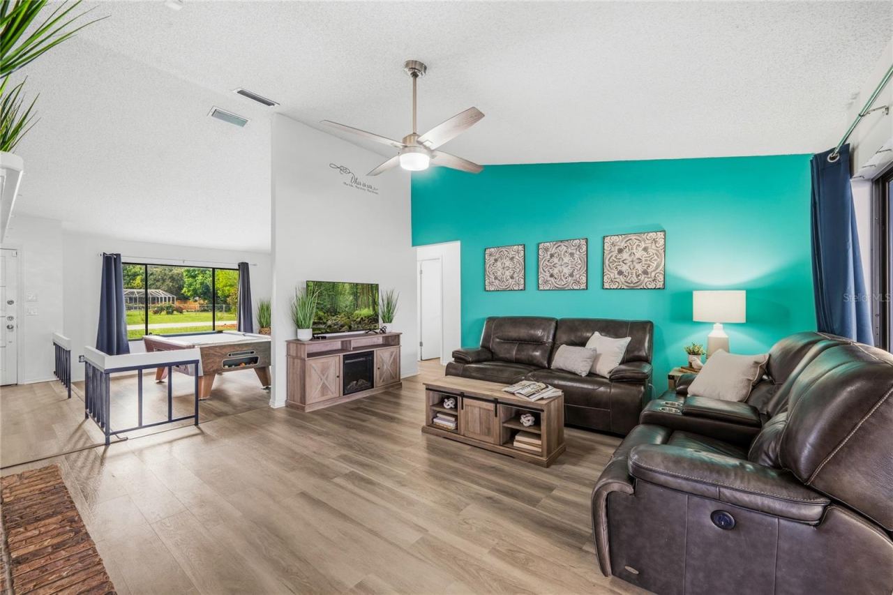 Photo 10 of 20: Family Room (16' x 15')
