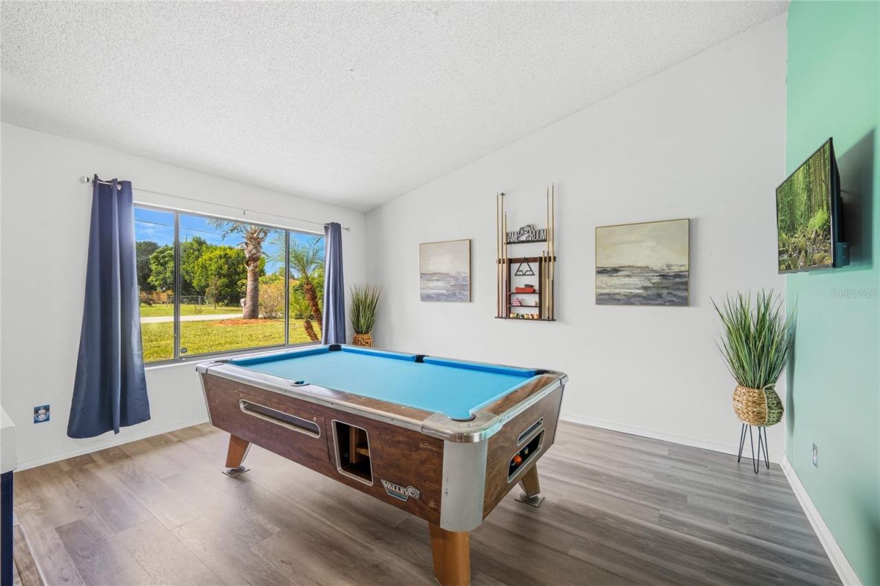 Photo 8 of 20: Living Room (12' x 15.5')