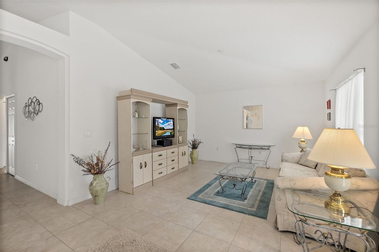 Photo 5 of 20: Living Room