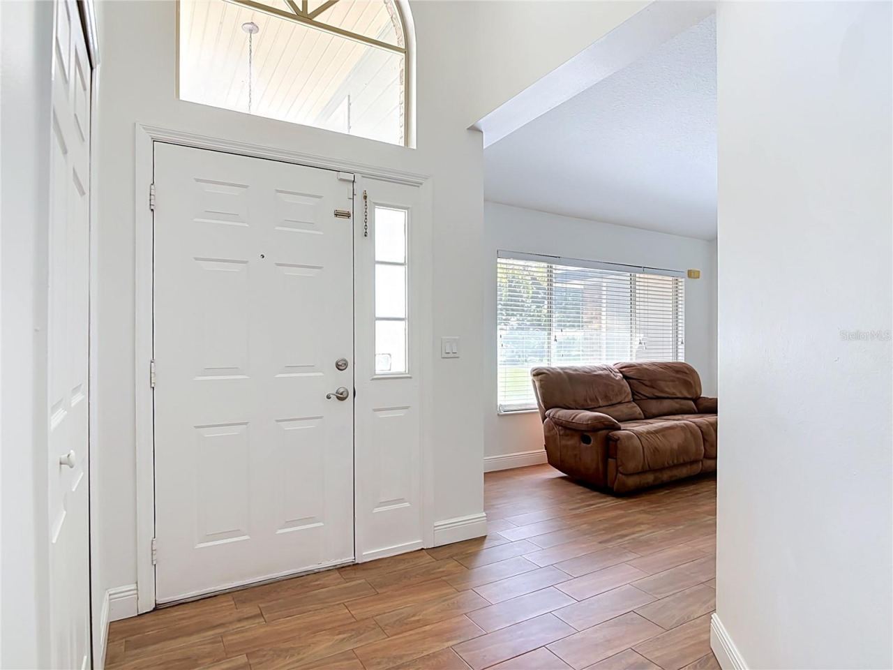 Photo 3 of 20: Entryway