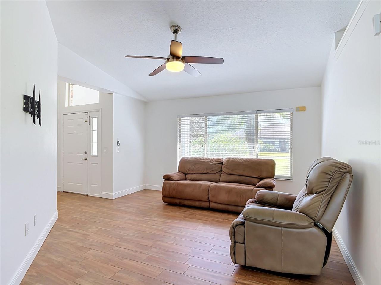 Photo 4 of 20: Living Room