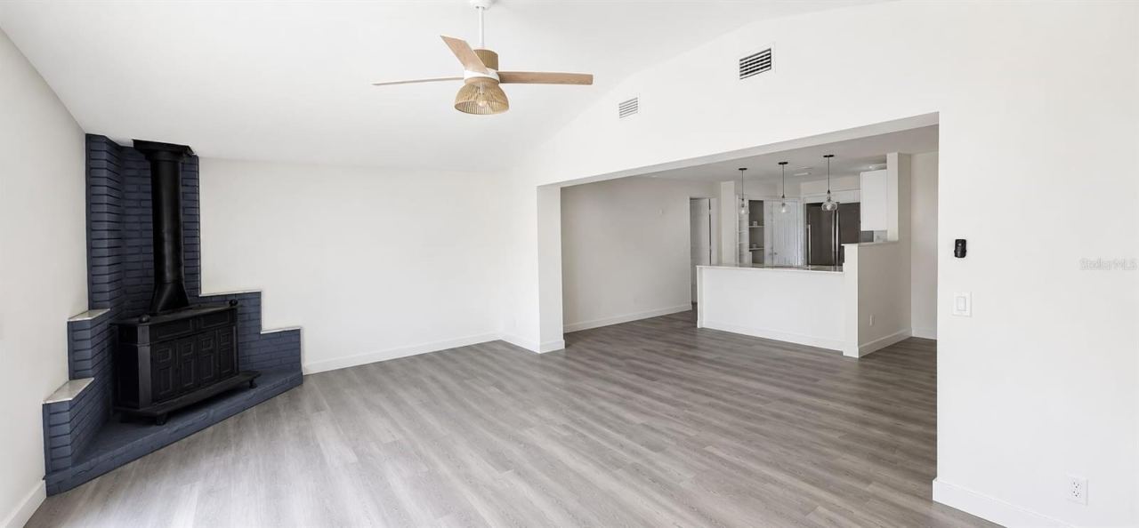 Photo 3 of 13: Family Room
