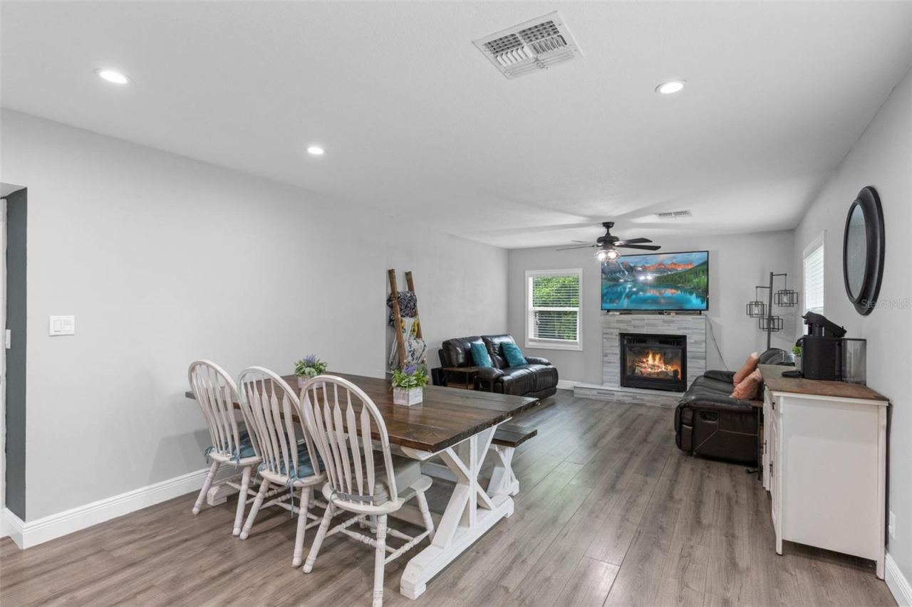 Photo 6 of 20: Spacious Open Floorplan