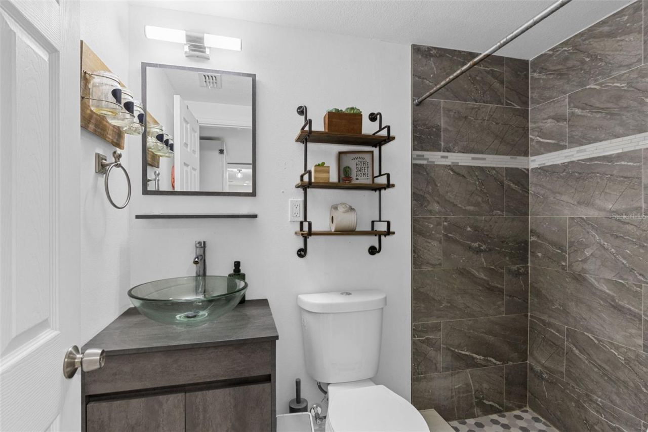 Photo 15 of 20: Bath next to Master Bedroom