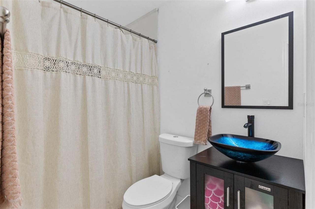 Photo 19 of 20: Guest Bathroom