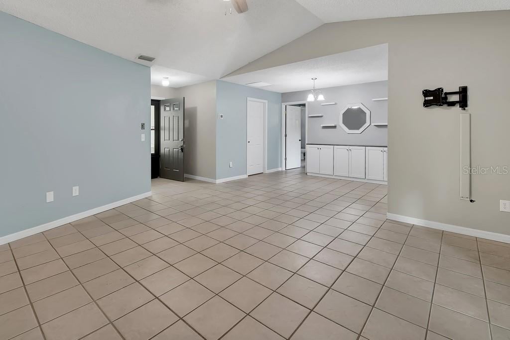 Photo 11 of 20: Dining & Living Room