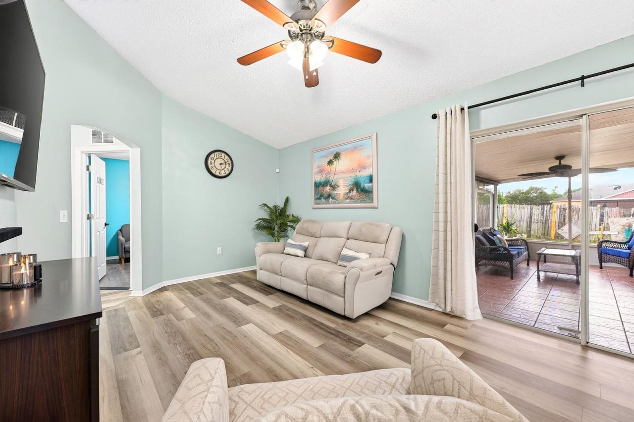 Photo 10 of 20: Family room has sliding glass door access to the screened lanai.