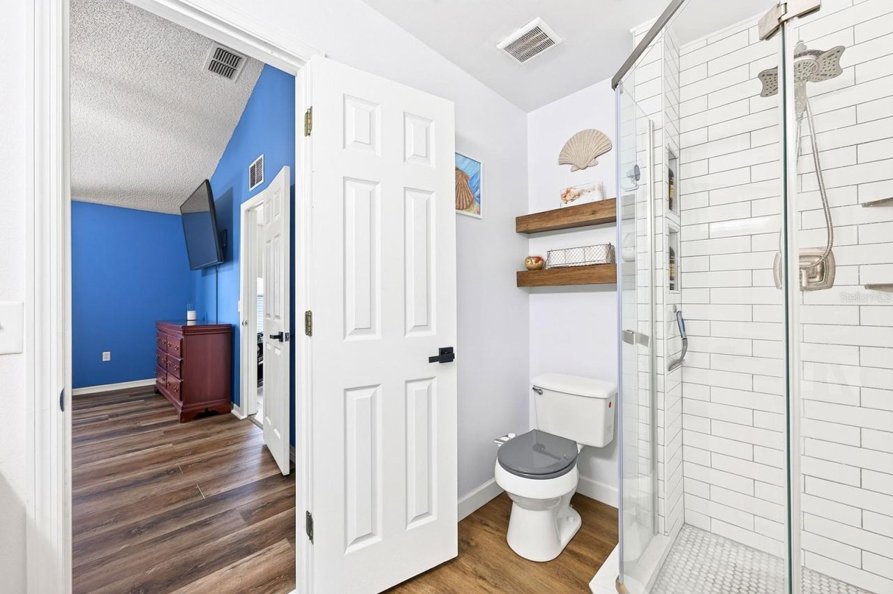 Photo 14 of 20: Primary en-suite bath.