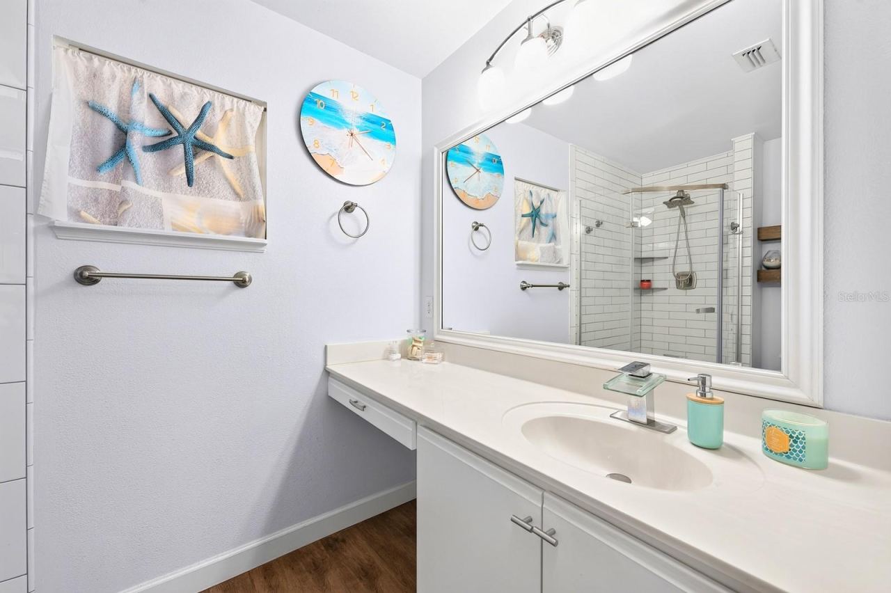 Photo 13 of 20: Primary en-suite bath.