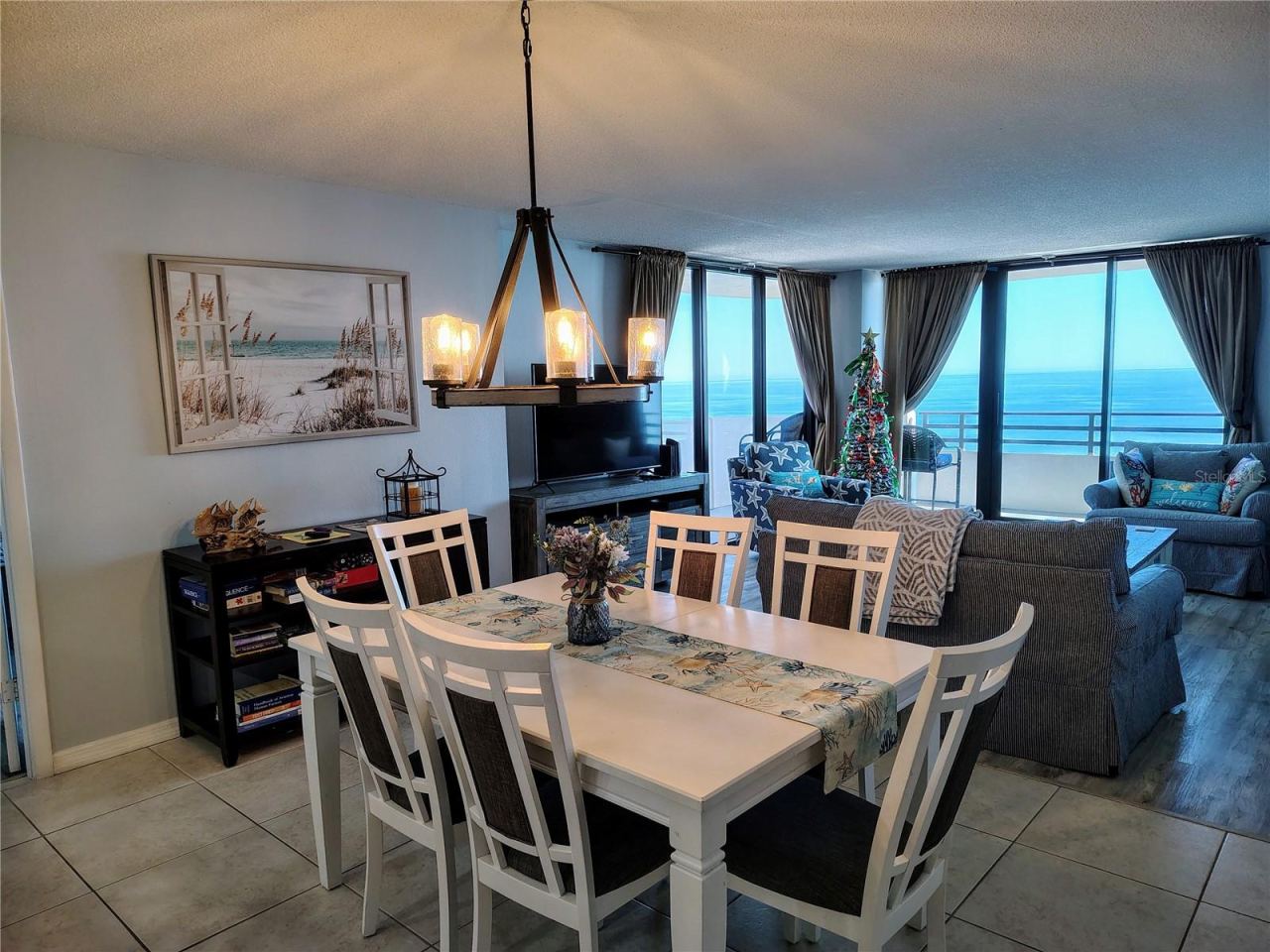 Photo 8 of 20: Dining/Living room