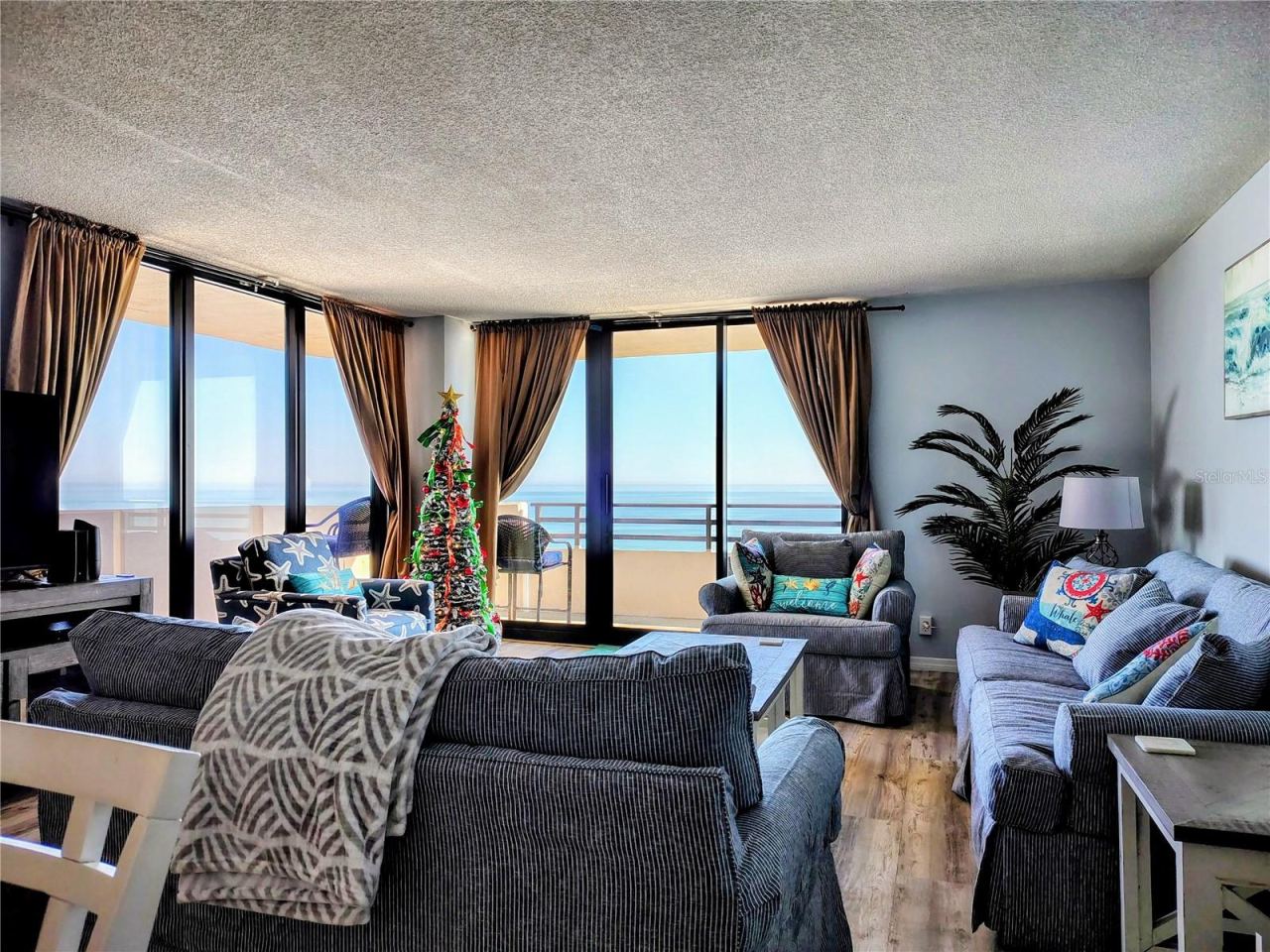 Photo 9 of 20: Living room