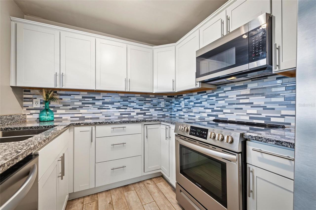 Photo 4 of 20: KITCHEN