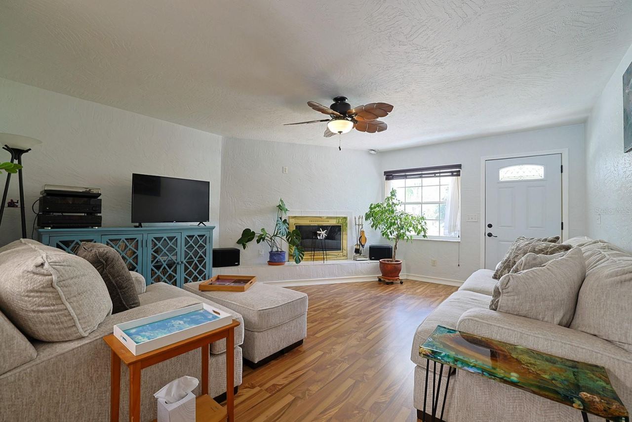 Photo 9 of 20: Living Room towards Front Door