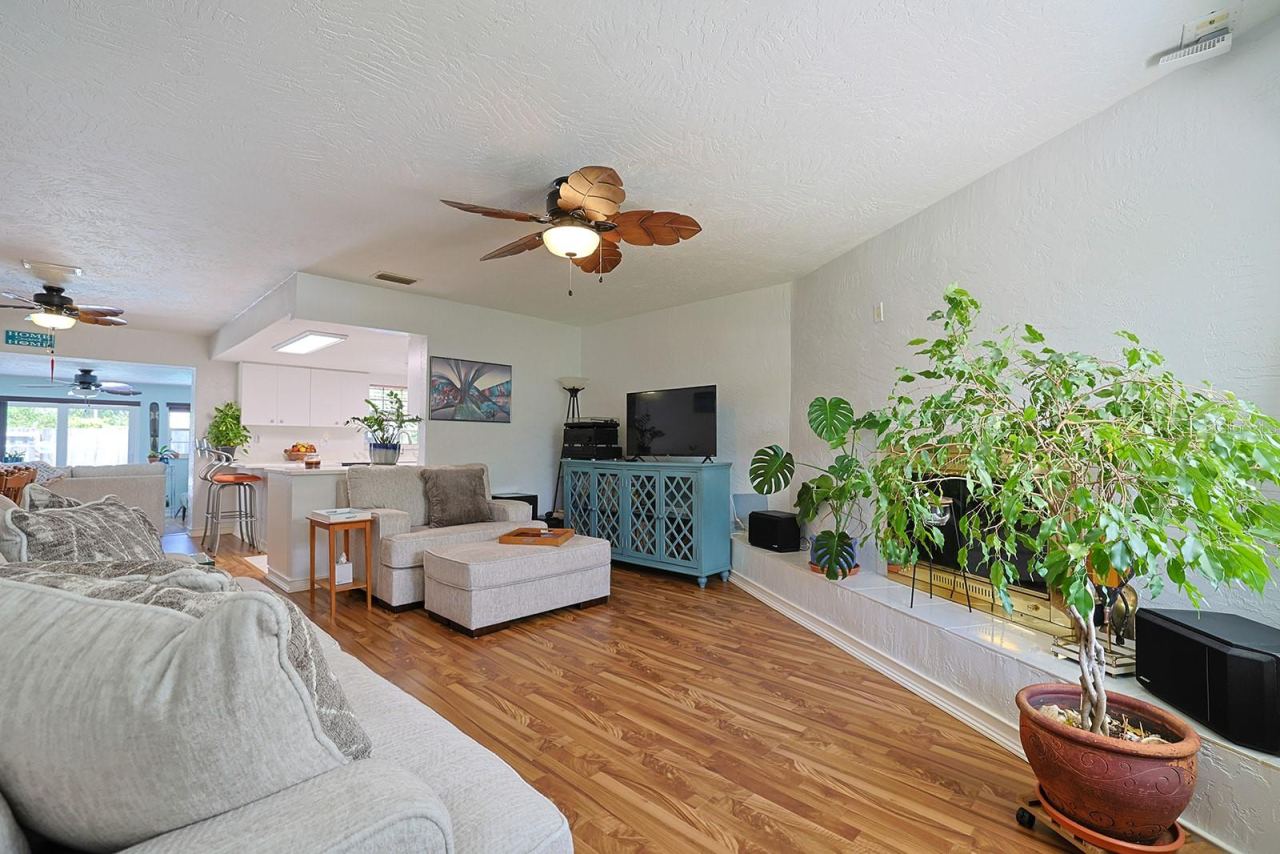 Photo 8 of 20: Entryway into Living Room
