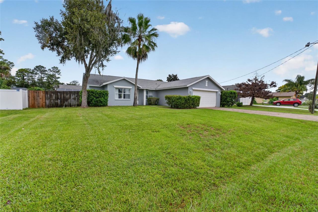 Photo 11 of 20: Front Lawn