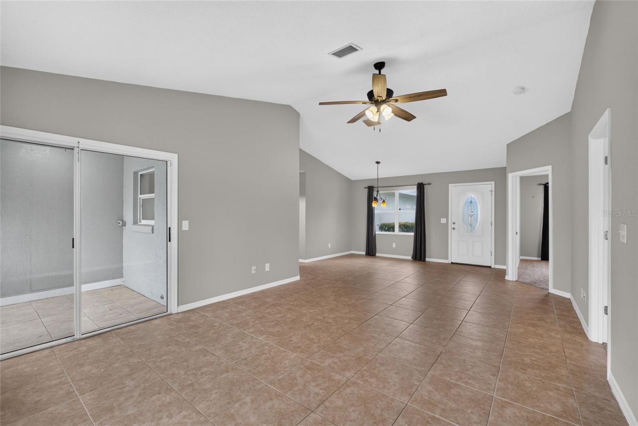 Photo 17 of 20: Living/Dining Area