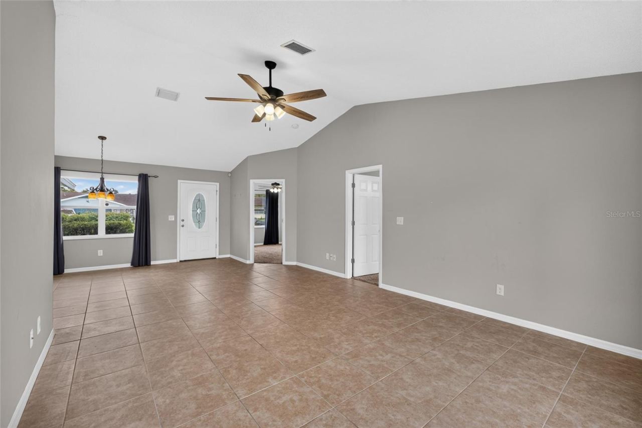 Photo 15 of 20: Living/Dining Area