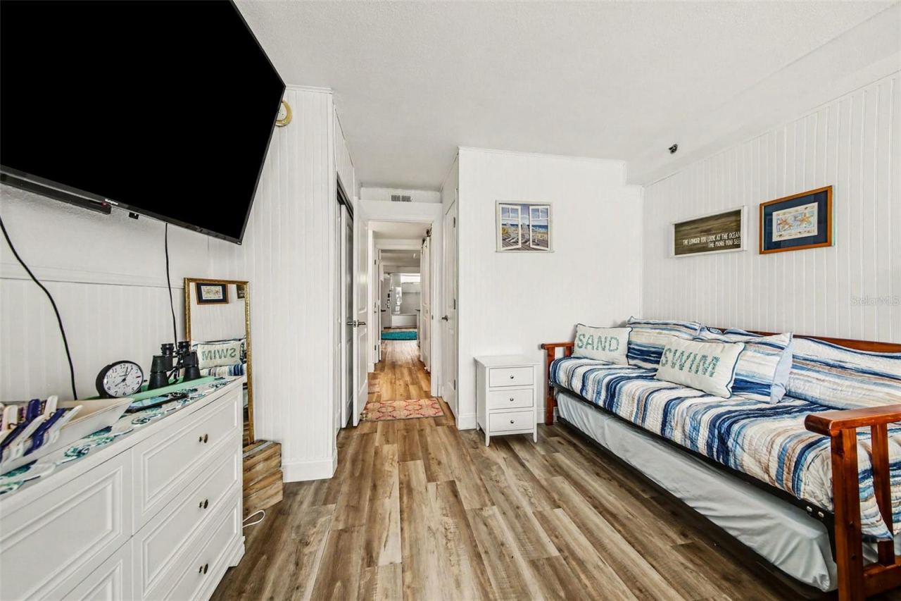 Photo 10 of 20: Trundle bed in bedroom