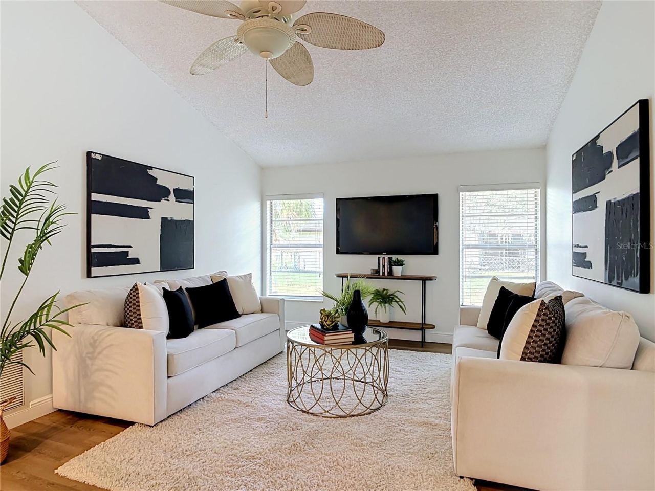 Photo 15 of 20: Family Room