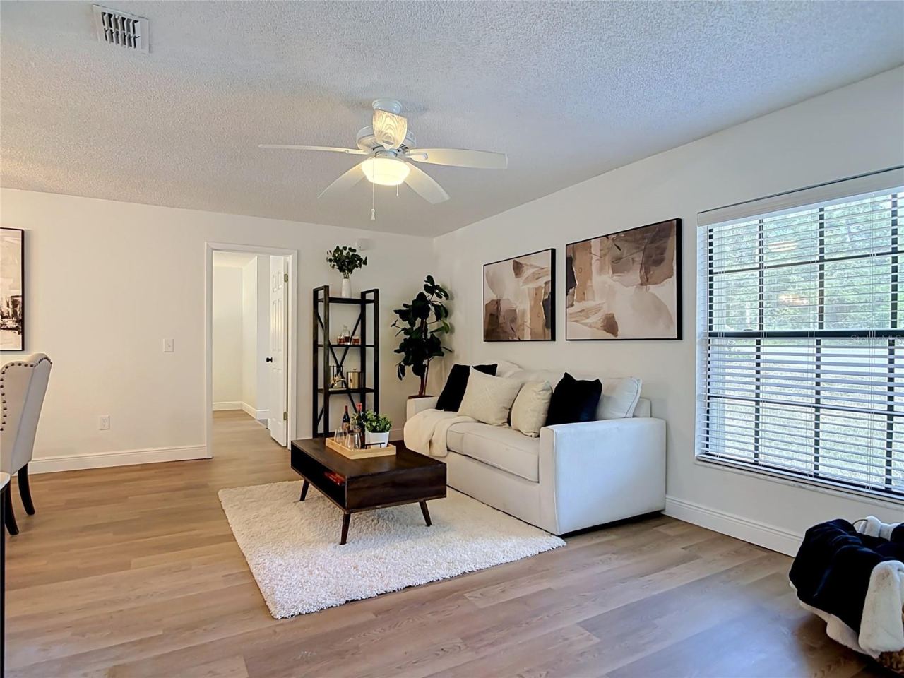 Photo 4 of 20: Living Room