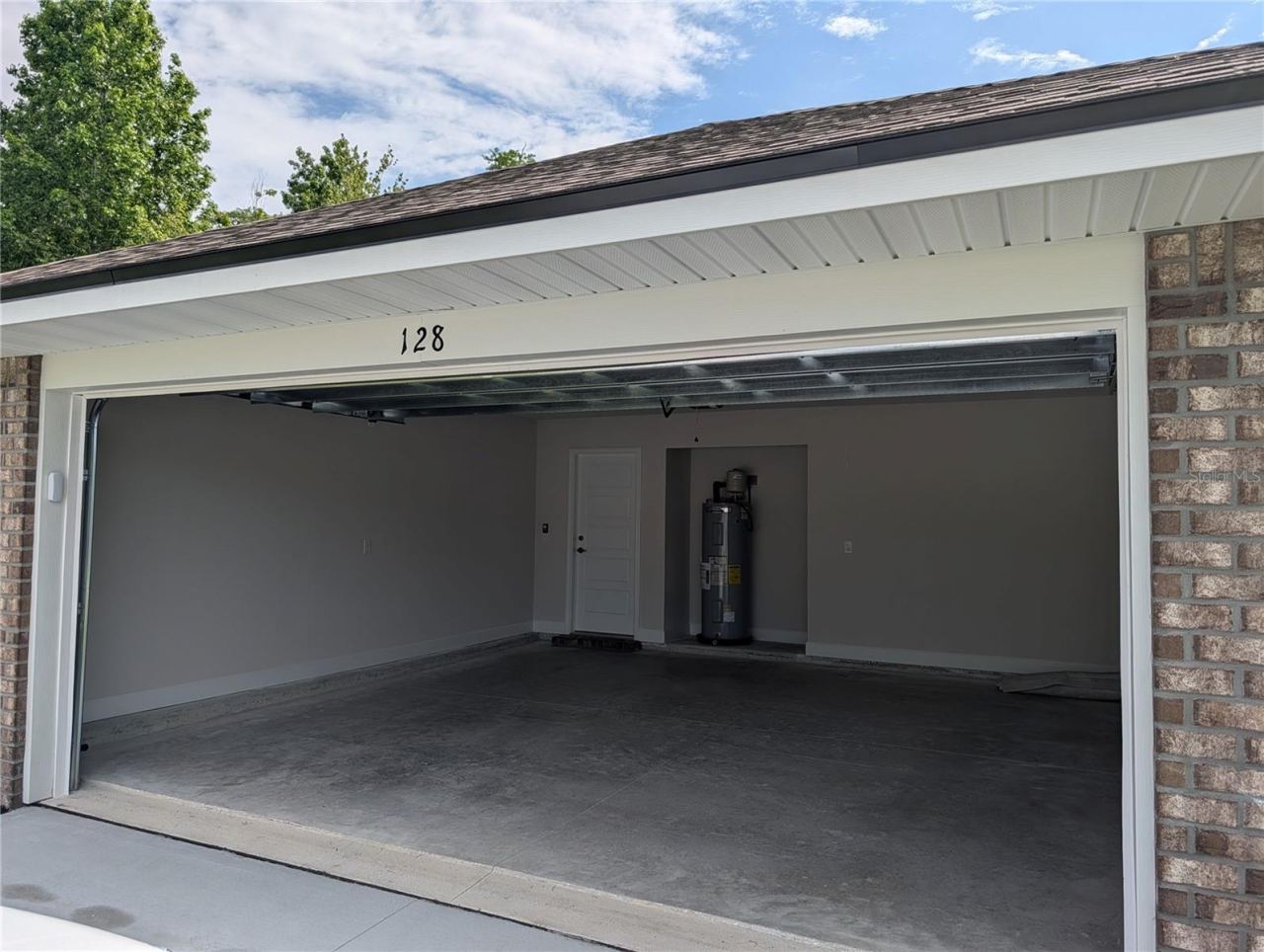 Photo 4 of 20: GARAGE