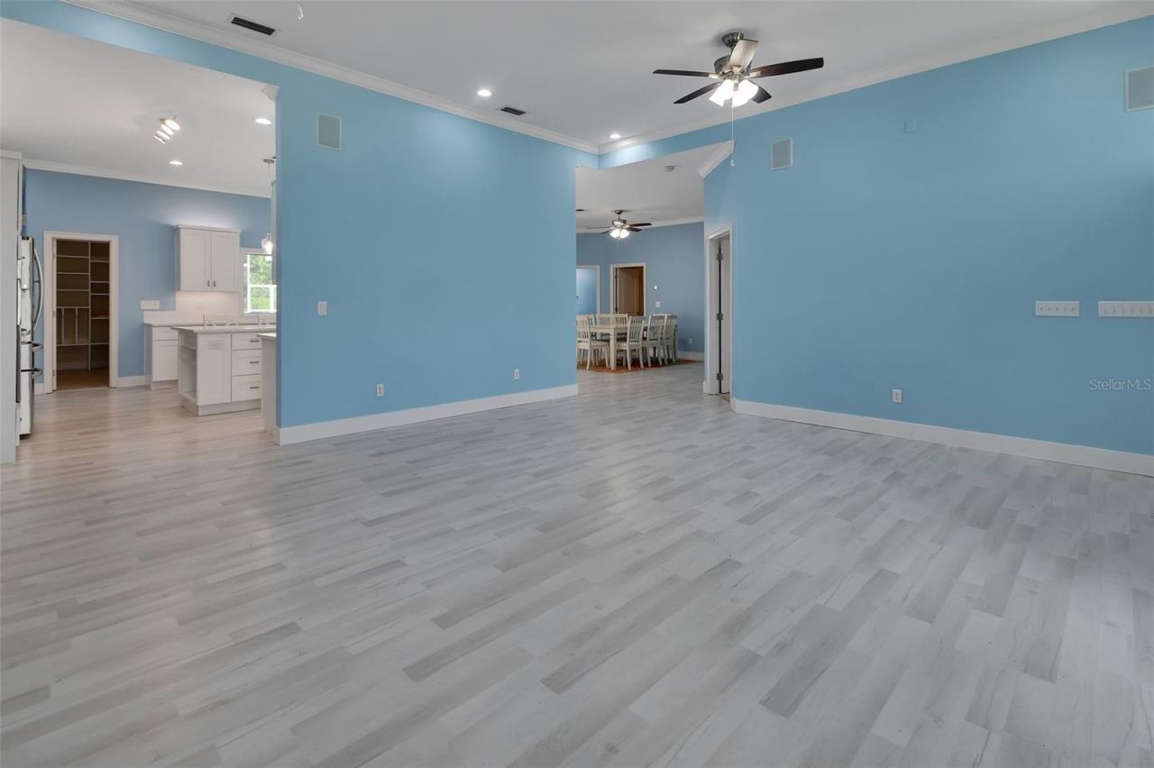Photo 8 of 20: Living Room