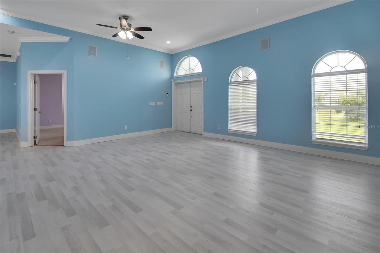 Photo 3 of 20: Living Room