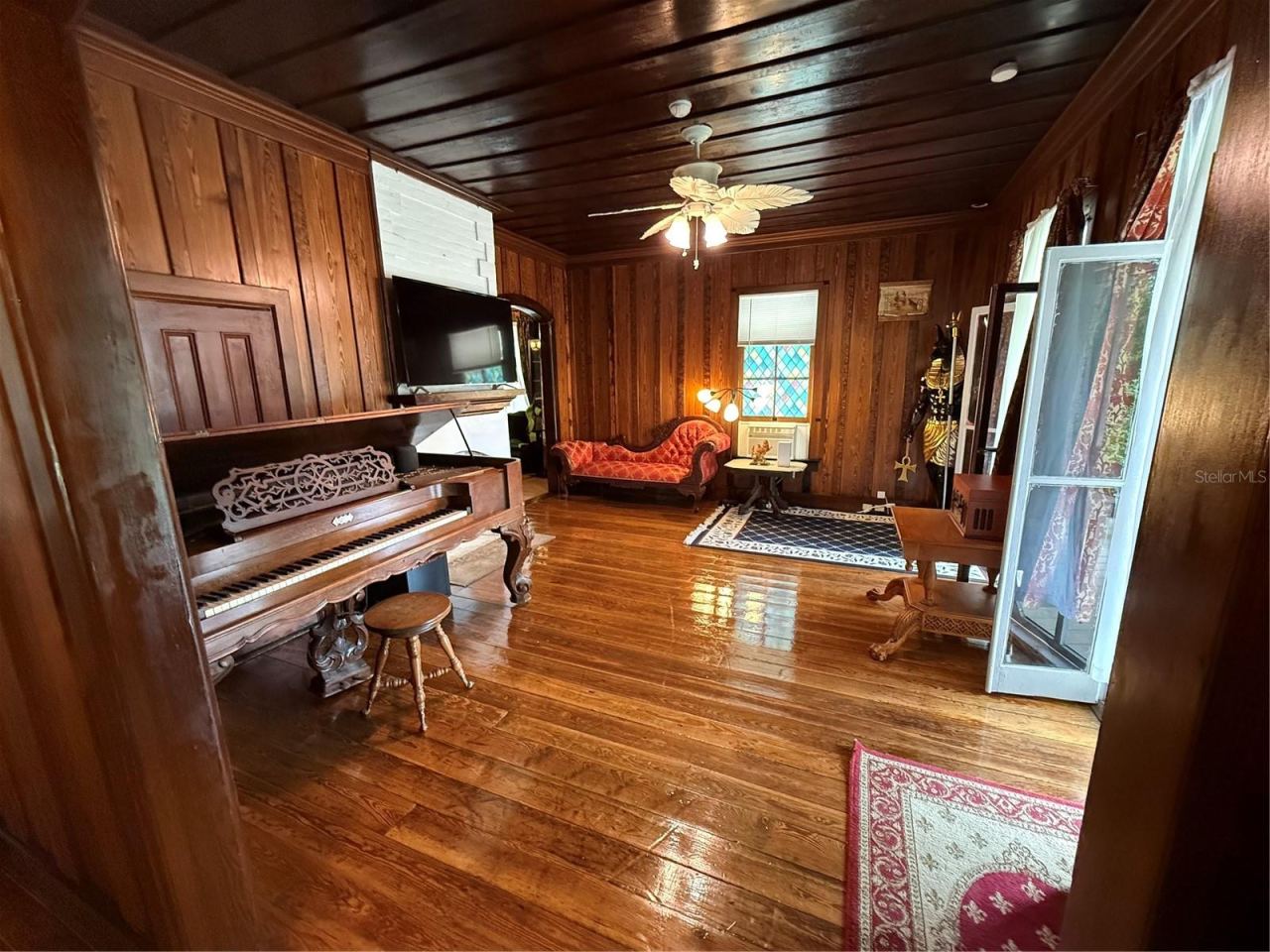 Photo 8 of 20: Living room