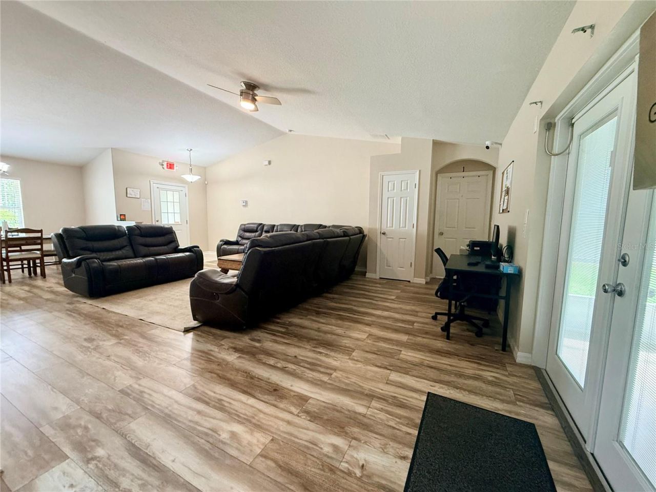 Photo 7 of 20: Living room