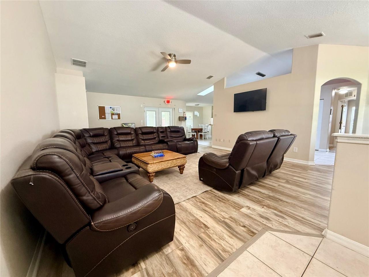 Photo 4 of 20: Living room