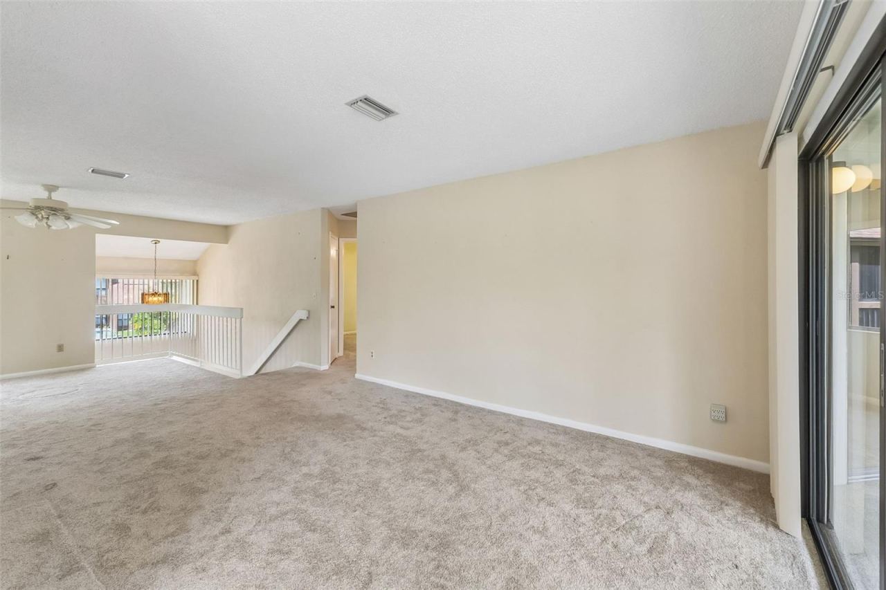 Photo 5 of 19: Living Room